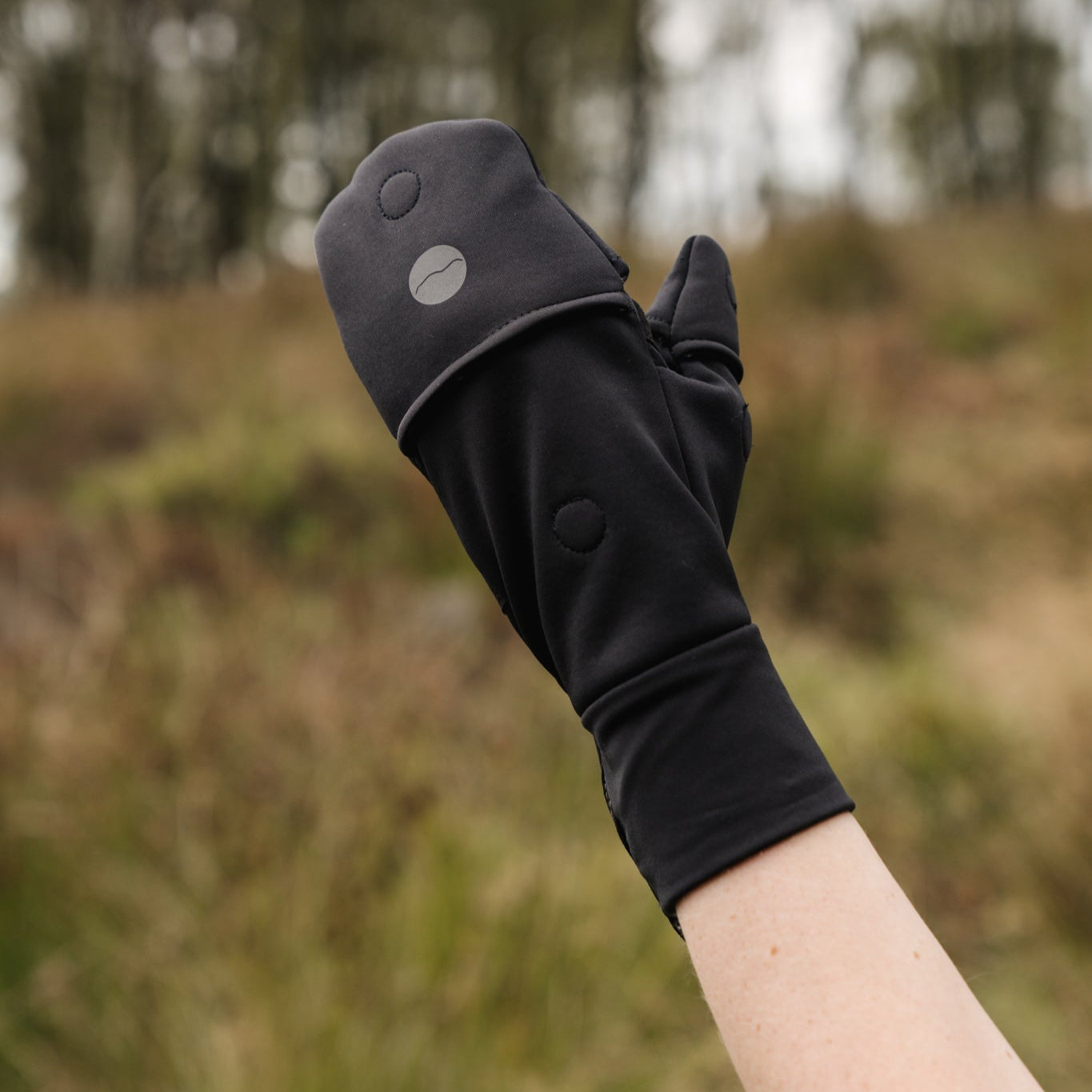 mitten with magnetic fastening